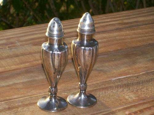 BEAUTIFUL SALT AND PEPPER SET