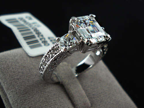 ***STUNNING! 18K WHITE GOLD PLATED ENGAGEMENT / DRESS RING***SIZES 5.5, 6, 6.5, 7 or 8