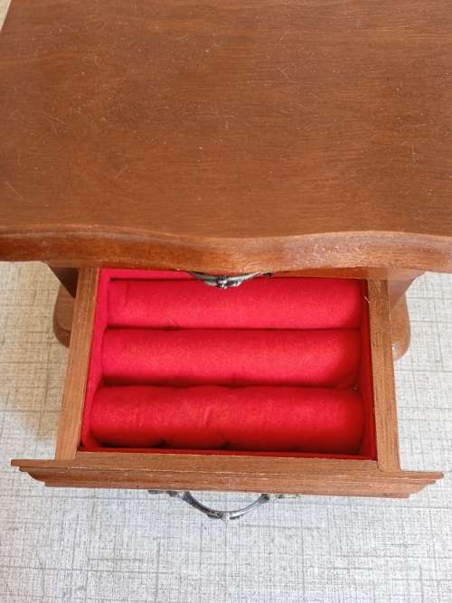 Stunning wooden ring jewelery box
