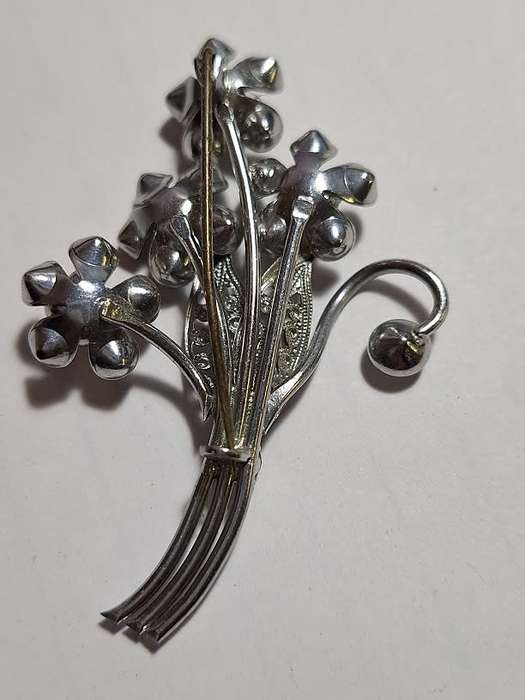 Stunning brooch