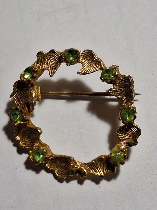 Wreath shaped brooch