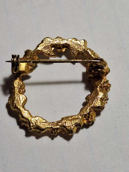 Wreath shaped brooch