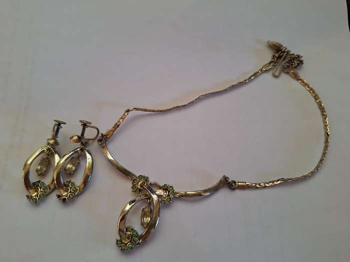 Earring and necklace set