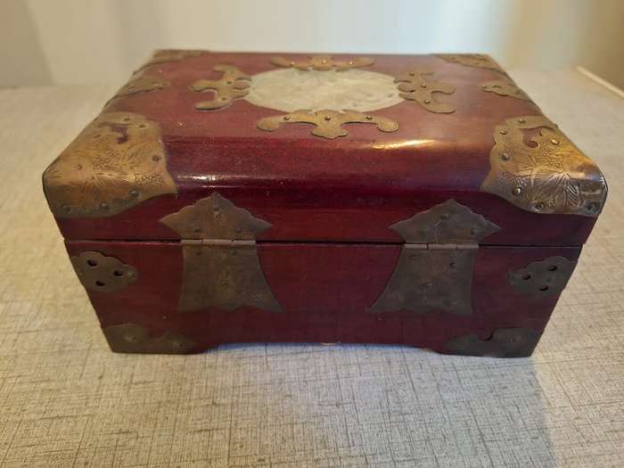Stunning vintage jewelery box