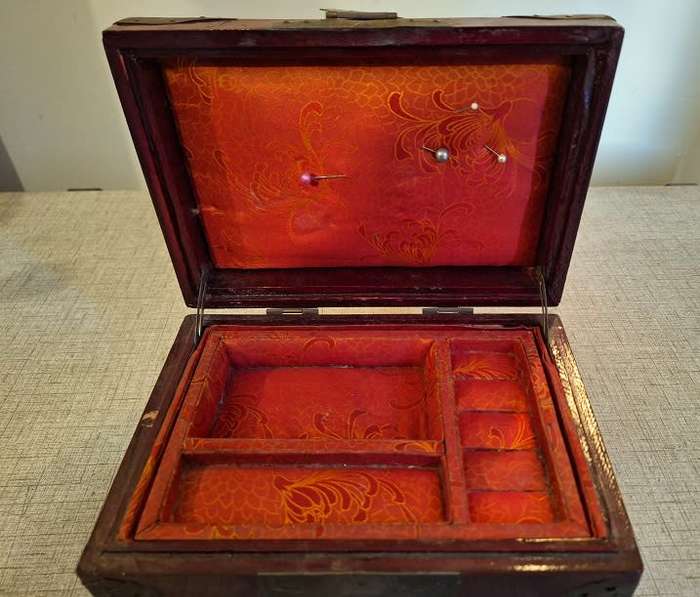 Stunning vintage jewelery box