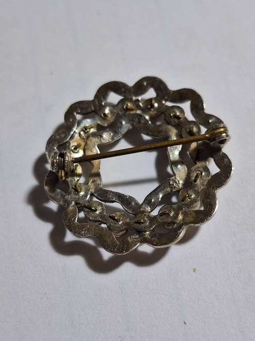 Pretty brooch in marcasite circle