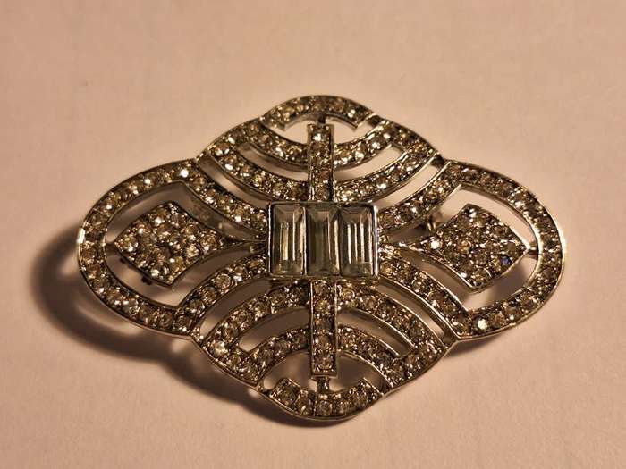 Elegant brooch