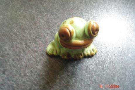 SPOT FROG ORNAMENT