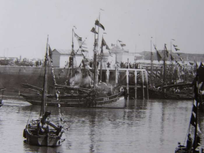 Vintage Belgian POSTCARD - The Port at Ostende