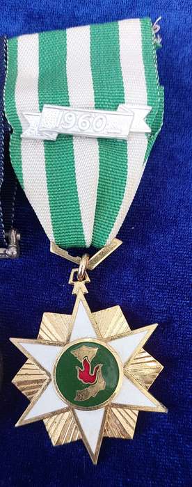 - Scarcer Australian Army Vietnam Medal Pair with 1960 Clasp Awarded to 14820 JH Bates -