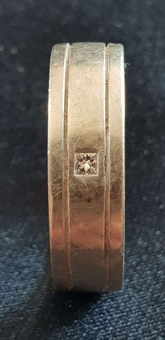 Genuine 9ct white gold gents ring with a genuine natural princess cut diamond solitaire