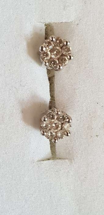 18ct white gold with 7x natural diamonds in each earring stud set