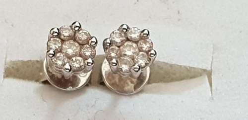 18ct white gold with 7x natural diamonds in each earring stud set