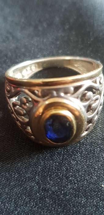9ct gold and silver ring with blue saphire