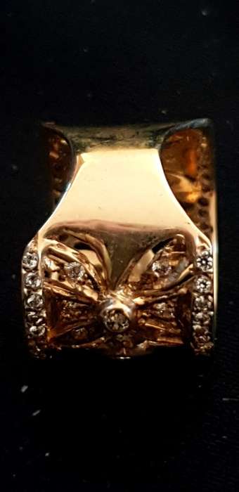 Stunning 9ct gold broad band and Cubic Zircon ring