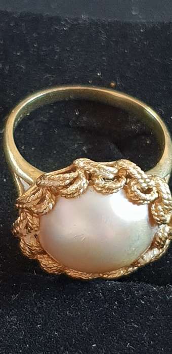 Vintage 9ct gold twisted rope design and Genuine Mabe pearl ring