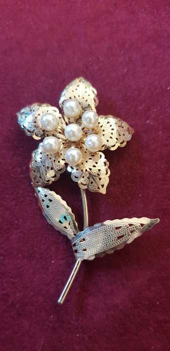 VINTAGE FLOWER BROOCH WITH FAUX PEARLS