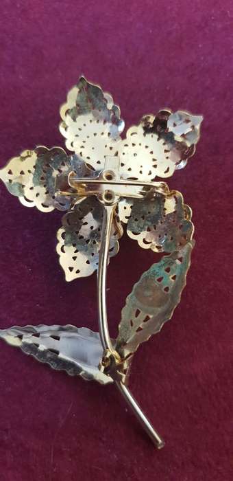 VINTAGE FLOWER BROOCH WITH FAUX PEARLS