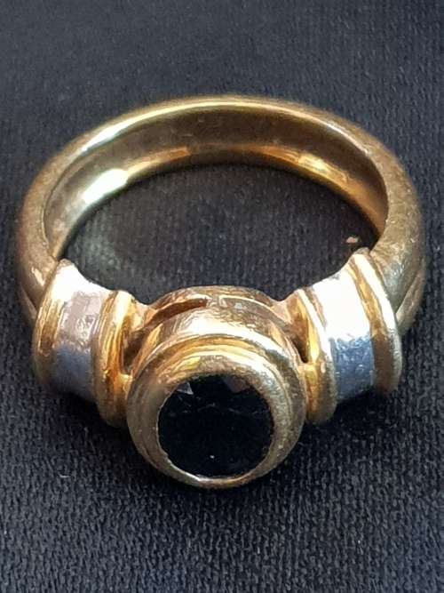 18ct yellow and white gold ring with approx 1.5 carat natural oval shaped Sapphire