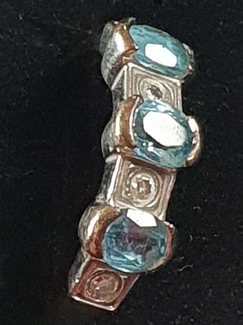 9ct white gold with blue Topaz and Diamond ring