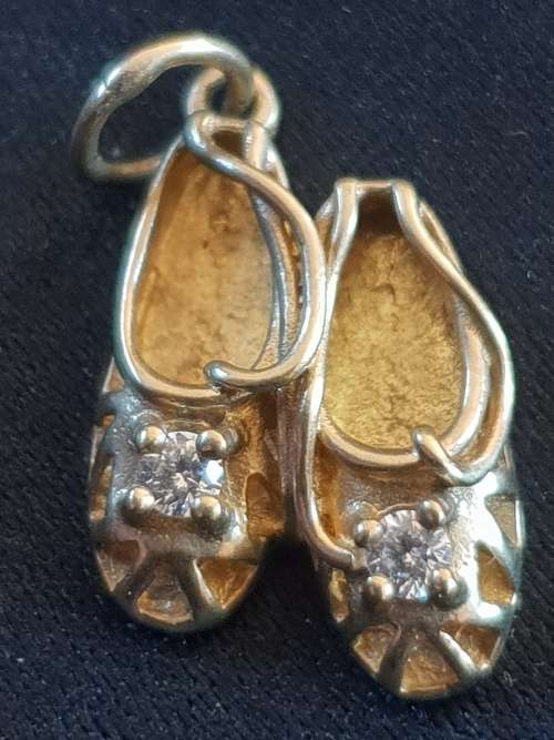 Shoe pendant/charm in 9ct yellow gold