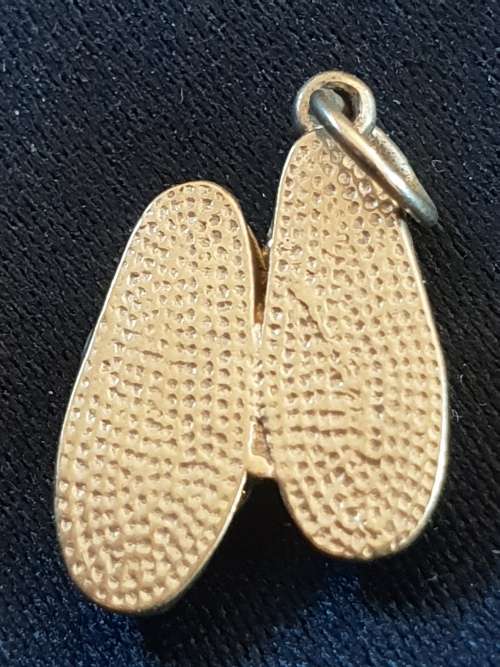 Shoe pendant/charm in 9ct yellow gold