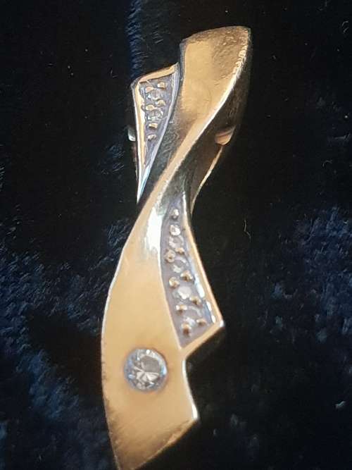 Designer pendant by Marc Breuning quality jewelers in 18ct yellow gold and diamonds