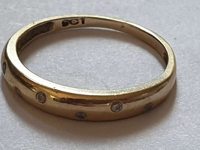 9 ct gold ring with 6 small Cubic Zirconia`s