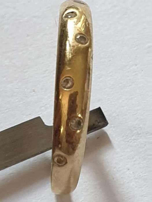 9 ct gold ring with 6 small Cubic Zirconia`s