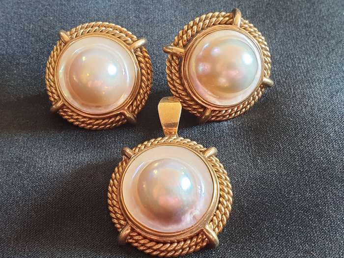 9ct double twist rope edging earring & pendant set with large mabe pearls on genuine pearl necklace