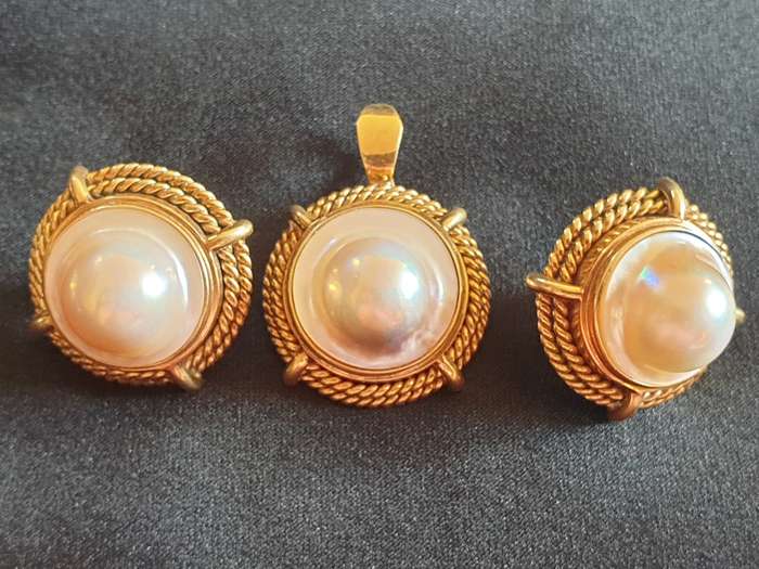 9ct double twist rope edging earring & pendant set with large mabe pearls on genuine pearl necklace