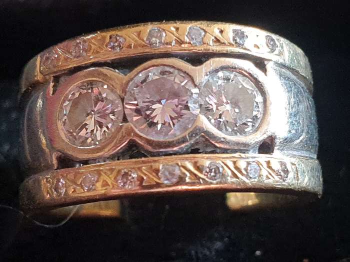 Stunning Heavy 18ct gold & Diamond approx 1,15 carats Ring