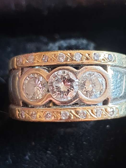Stunning Heavy 18ct gold & Diamond approx 1,15 carats Ring