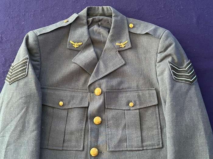 SAAF Airforce Tunic Complete with Rank of Sergeant, Manufactured 1981 by VEKA BEPERK