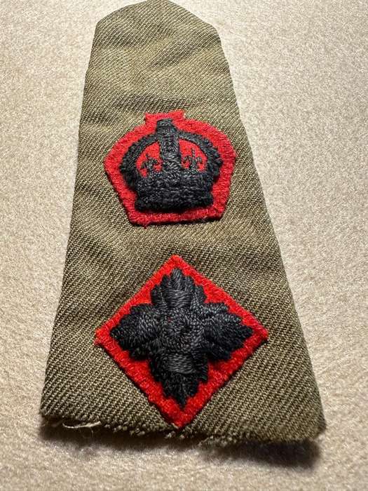 Rhodesian Forces - SINGLE SLIP ON LT COL WW2 WITH RED BACKING