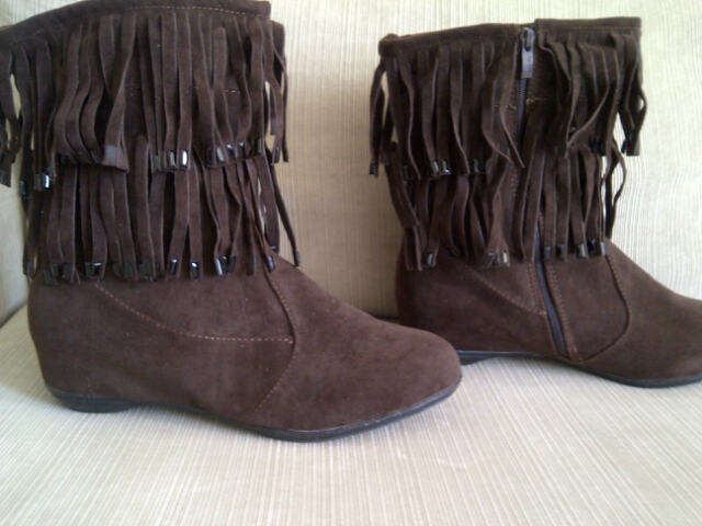 ***Cute & Funky Ladies Cow Boy Style Boots with Tassle Like Design***Size 5**Last One***BRAND NEW***
