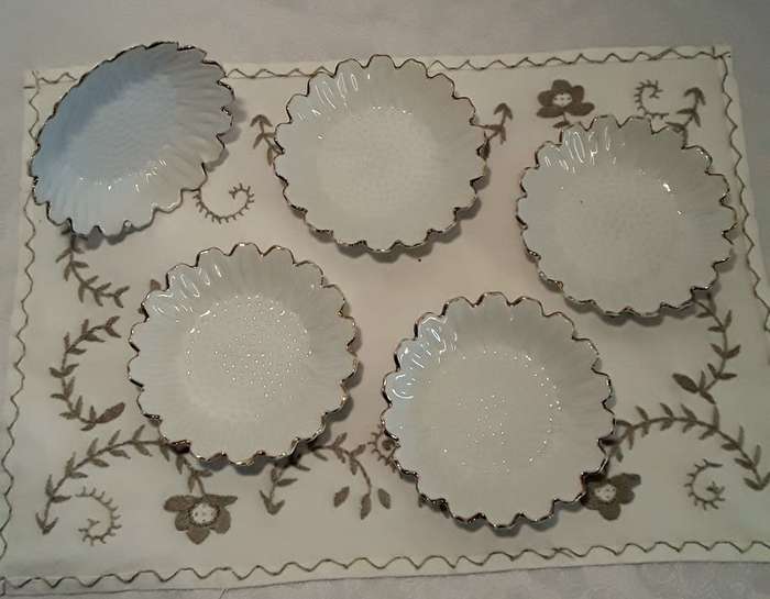 Five Small Daisy with gold trim serving or snack bowls.