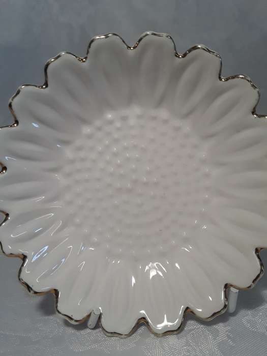 Five Small Daisy with gold trim serving or snack bowls.