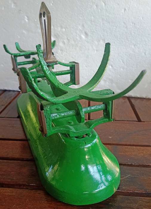 Vintage small green balancing scale without buckets-working