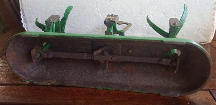 Vintage small green balancing scale without buckets-working