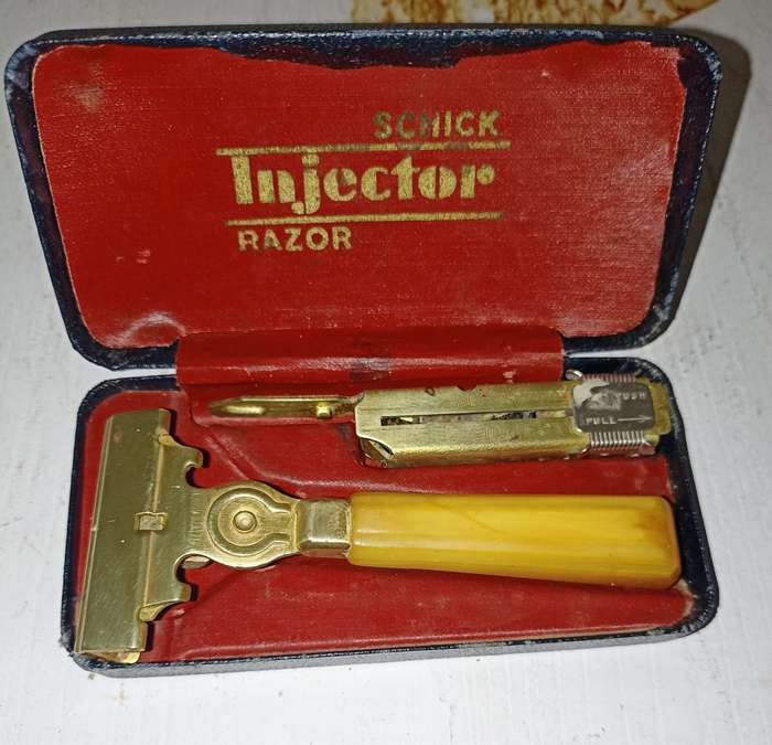 Vintage Schick " Injector" Razor with Eversharp Injector in original presentation box-good condition