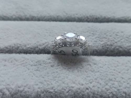 DISCOUNT!! Dazzling Silver Ring