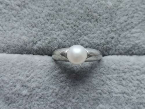 DISCOUNT!! Dainty Silver Pearl Ring