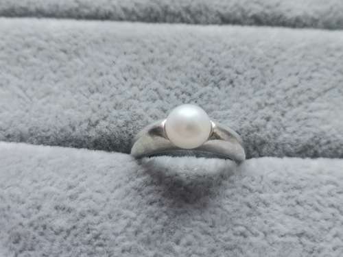 DISCOUNT!! Dainty Silver Pearl Ring