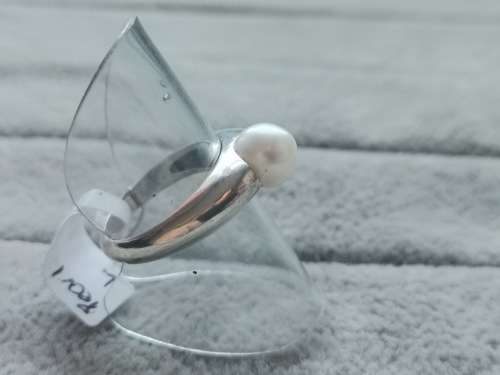 DISCOUNT!! Dainty Silver Pearl Ring