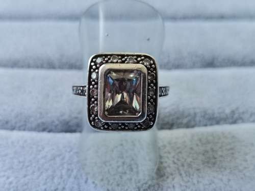 DISCOUNT!! Dazzling Silver Ring