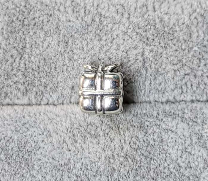 Pandora Present Charm