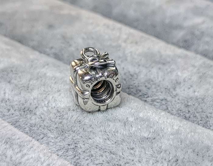 Pandora Present Charm