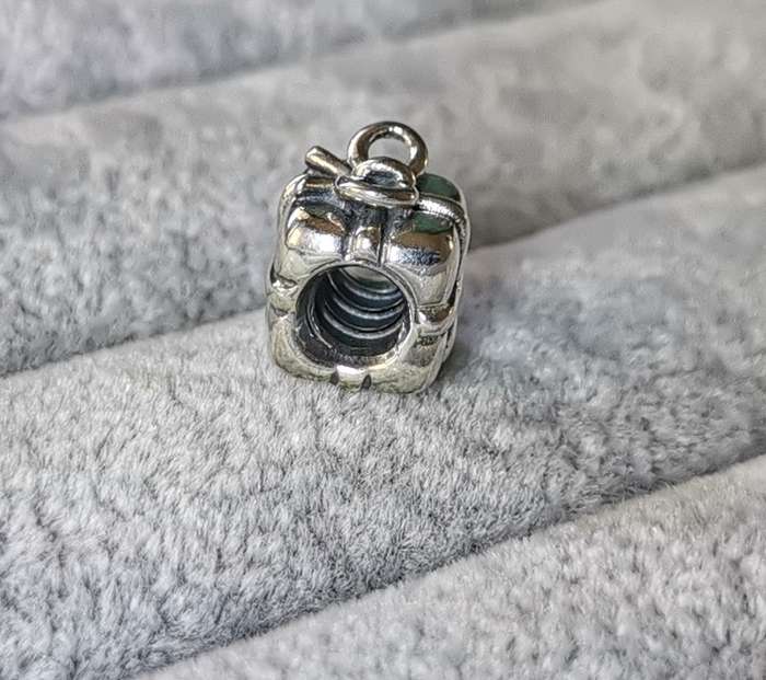 Pandora Present Charm