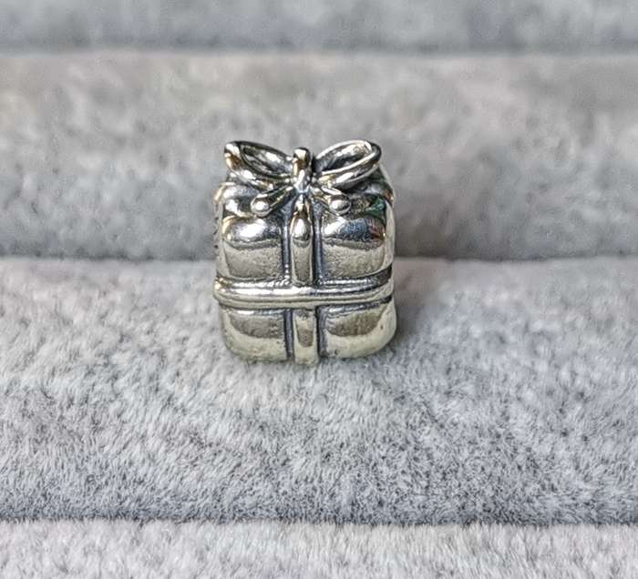Pandora Present Charm